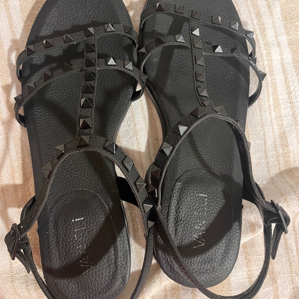 Veneli Nelina T-Strap size 7.5 sandals